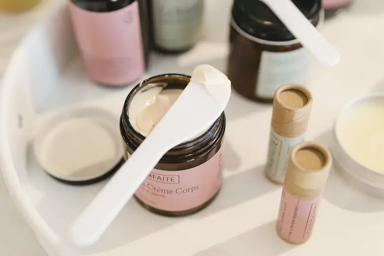 Crème pour le corps et baumes sur un plateau