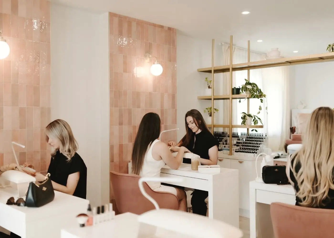 Les postes de manucure du salon La Parfaite Imparfaite